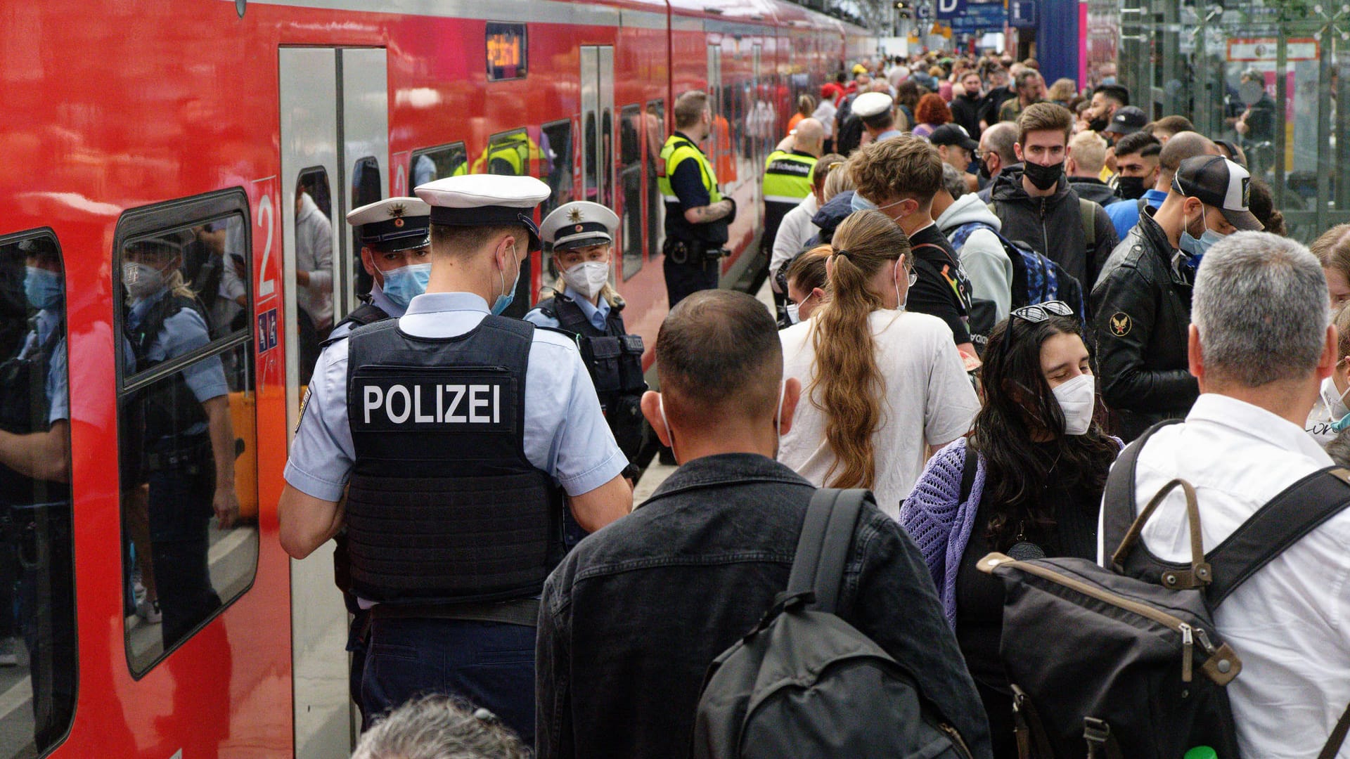 Überfüllter Bahnsteig, überfüllte Züge: Im Regionalverkehr war am langen Pfingstwochenende einiges los.