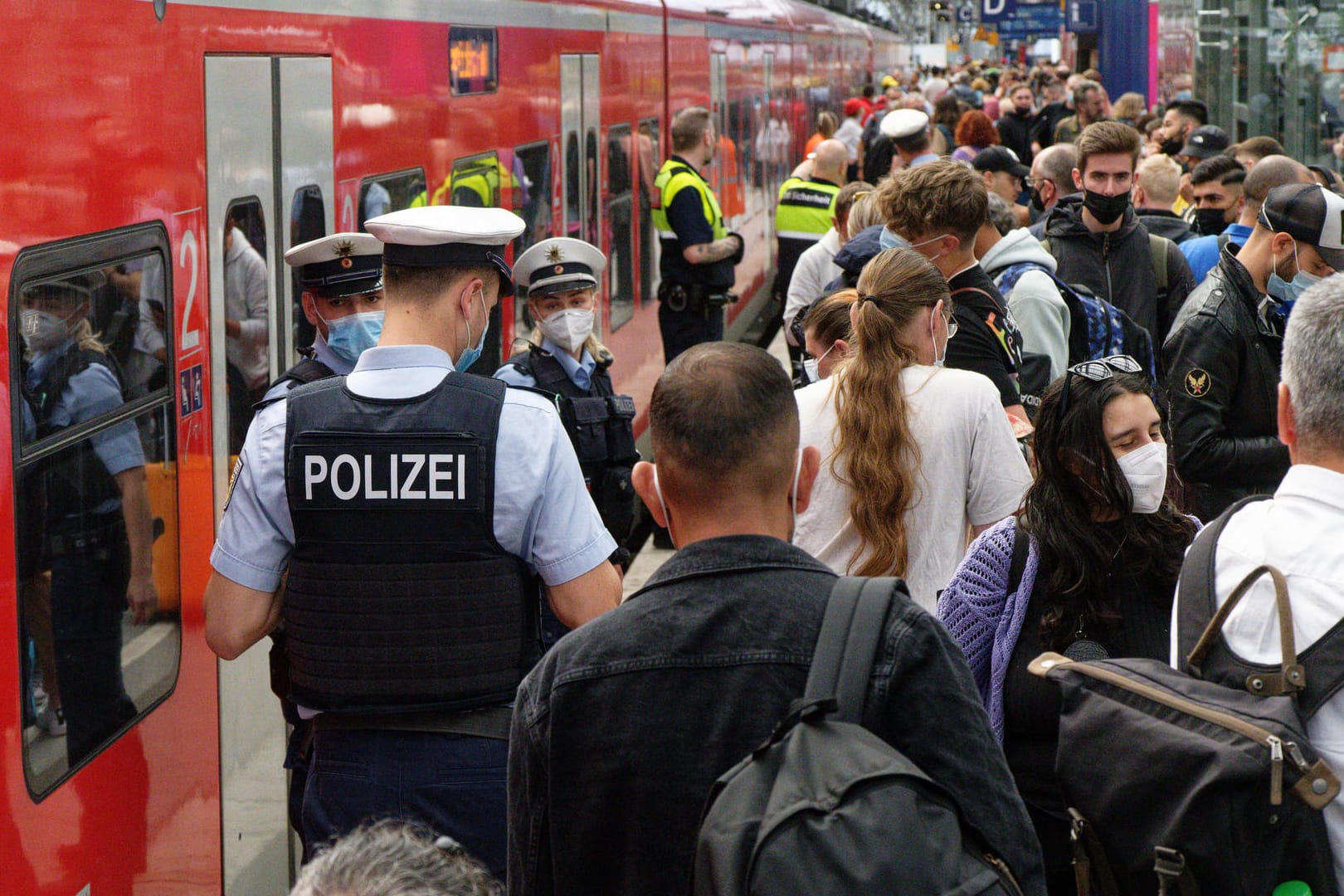 Überfüllter Bahnsteig, überfüllte Züge: Im Regionalverkehr war am langen Pfingstwochenende einiges los.