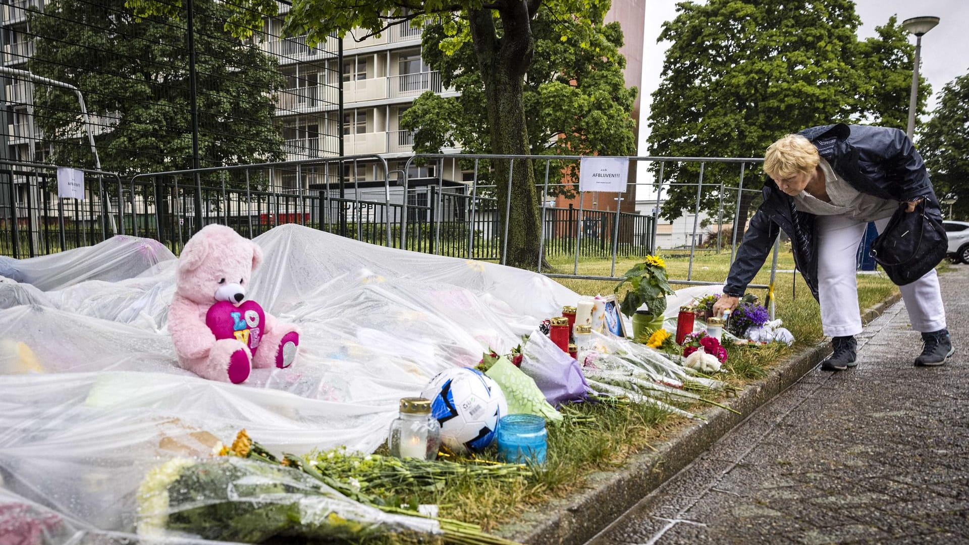 Auf dem Spielplatz in Kerkrade werden Blumen niedergelegt: Dort wurde Gino zuletzt gesehen. Auf dem Spielplatz in Kerkrade werden Blumen niedergelegt: Dort wurde Gino zuletzt gesehen.