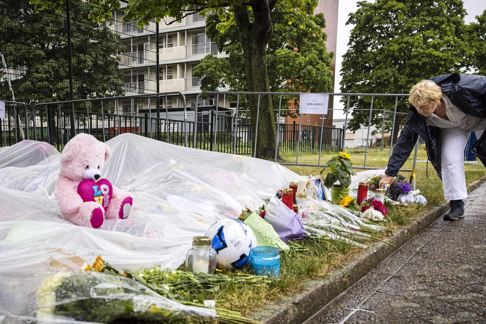 Auf dem Spielplatz in Kerkrade werden Blumen niedergelegt: Dort wurde Gino zuletzt gesehen.