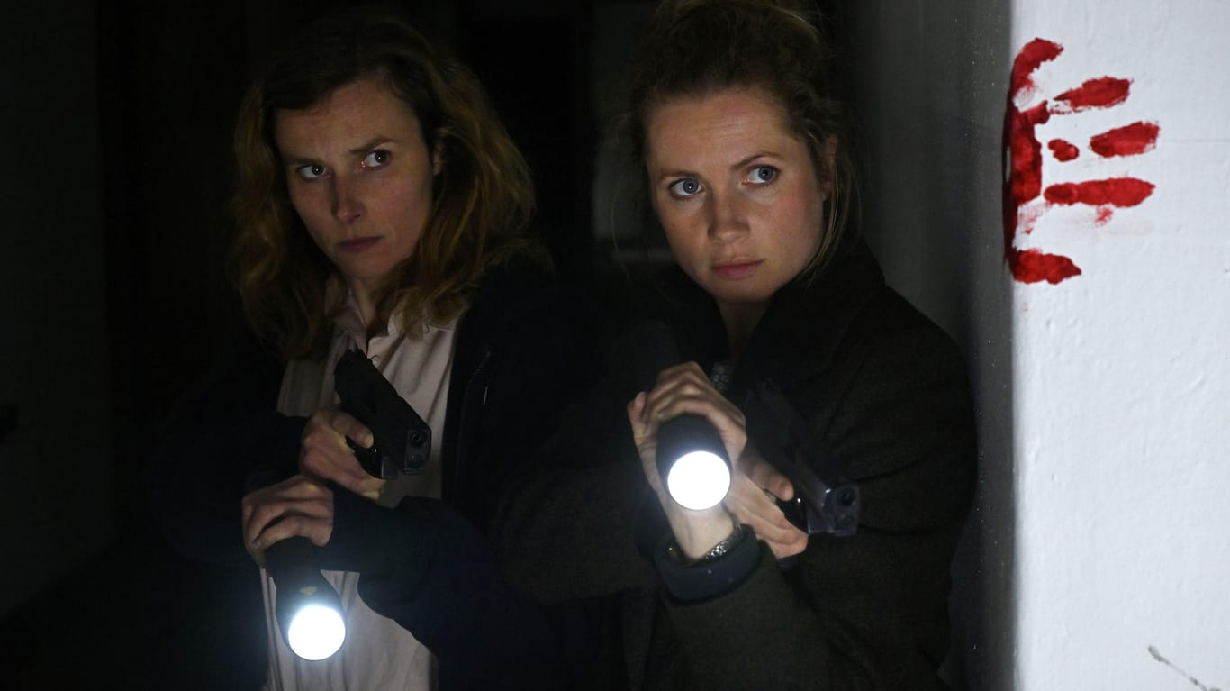 "Tatort: Das kalte Haus": Karin Gorniak (Karin Hanczewski) und Leonie Winkler (Cornelia Gröschel) machen eine entsetzliche Entdeckung beim Routinecheck.