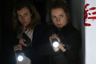 "Tatort: Das kalte Haus": Karin Gorniak (Karin Hanczewski) und Leonie Winkler (Cornelia Gröschel) machen eine entsetzliche Entdeckung beim Routinecheck.