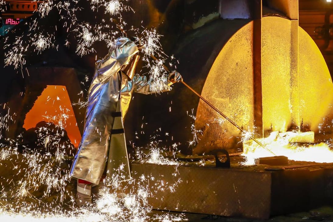 Ein Stahlarbeiter von Thyssenkrupp entnimmt eine 1.400 Grad heiße Roheisenprobe beim Abstich am Hochofen 8: Bilder wie dieses soll es in Zukunft nicht mehr geben. Ein Stahlarbeiter von Thyssenkrupp entnimmt eine 1.400 Grad heiße Roheisenprobe beim Abstich am Hochofen 8: Bilder wie dieses soll es in Zukunft nicht mehr geben.