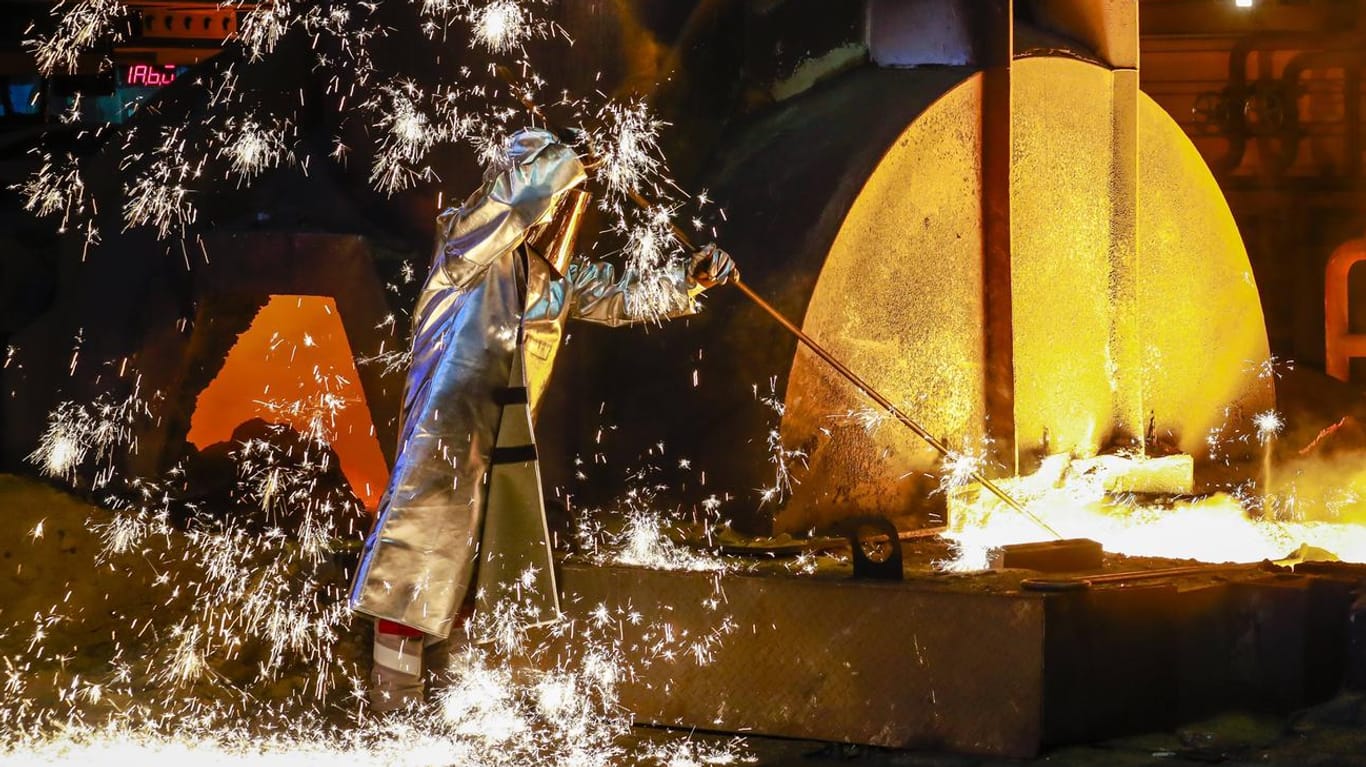 Ein Stahlarbeiter von Thyssenkrupp entnimmt eine 1.400 Grad heiße Roheisenprobe beim Abstich am Hochofen 8: Bilder wie dieses soll es in Zukunft nicht mehr geben.