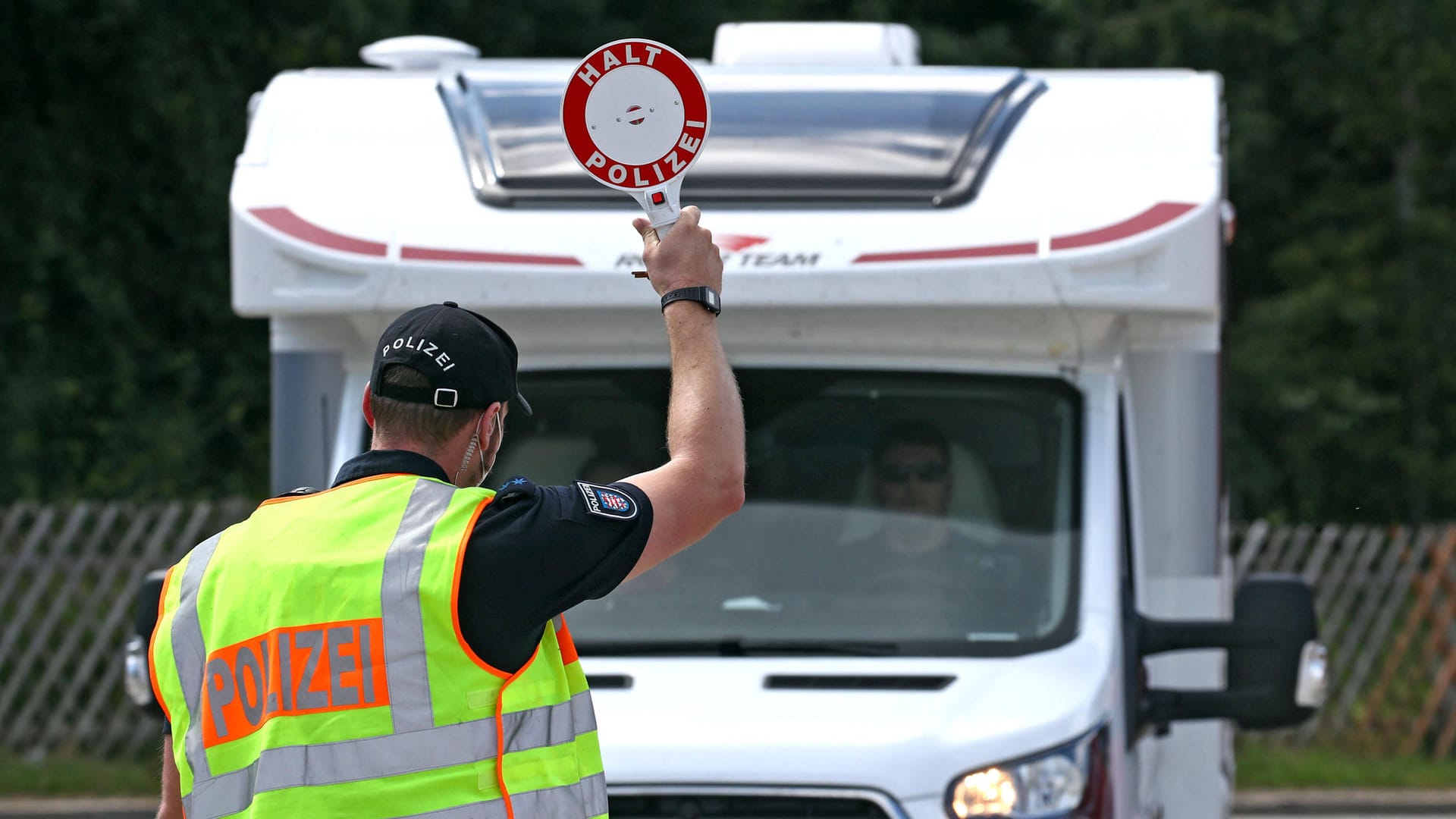 Polizist hält ein Wohnmobil für eine Kontrolle an (Symbolbild): Der Mann wurde in eine Psychiatrie gebracht. Polizist hält ein Wohnmobil für eine Kontrolle an (Symbolbild): Der Mann wurde in eine Psychiatrie gebracht.
