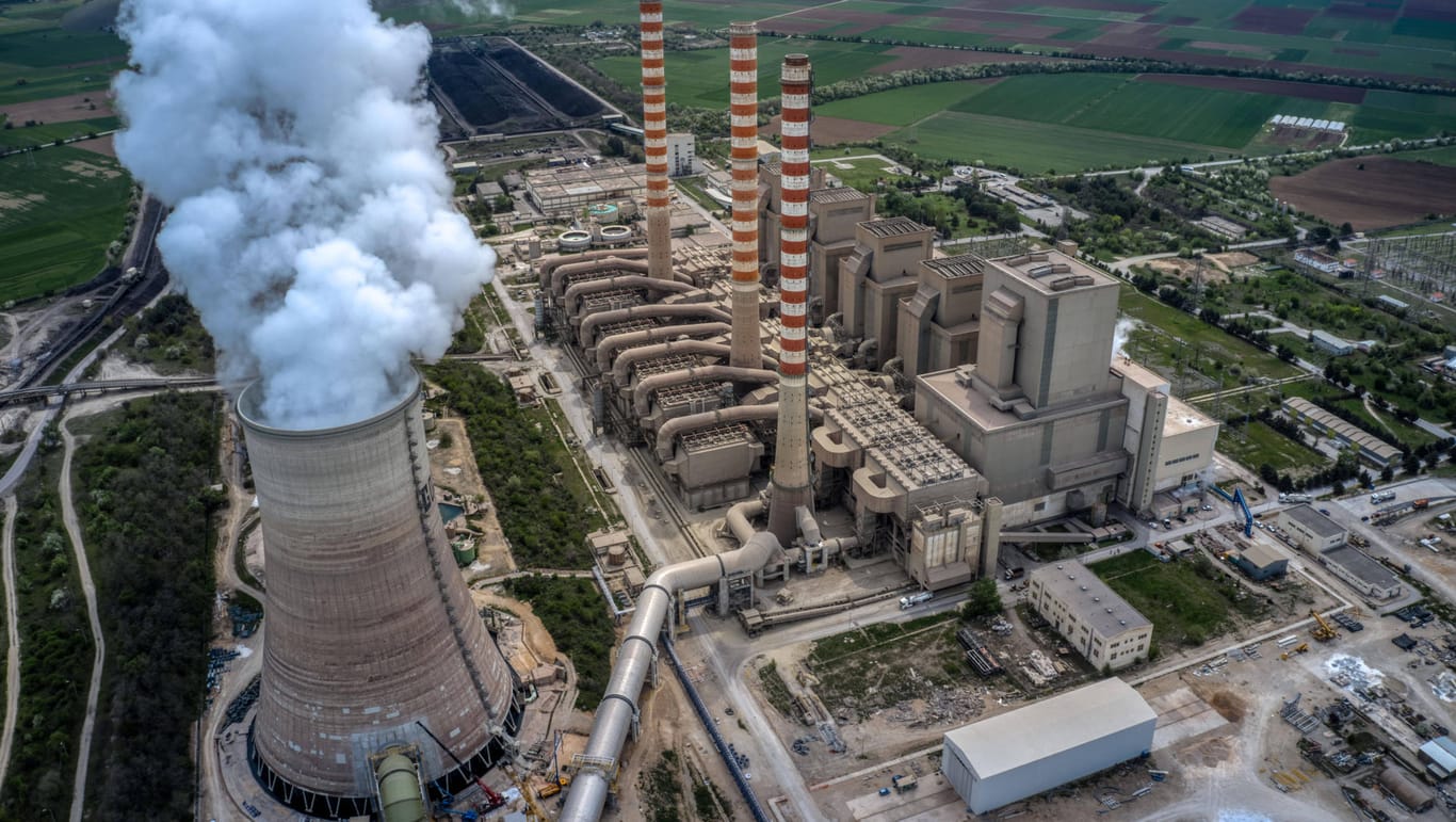 Kohlekraftwerk in Ptolemaida: Auch würden sämtliche Emissionen sofort gestoppt werden, könnte die globale Temperatur wohl zunächst ansteigen.