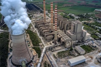 Kohlekraftwerk in Ptolemaida: Auch würden sämtliche Emissionen sofort gestoppt werden, könnte die globale Temperatur wohl zunächst ansteigen.