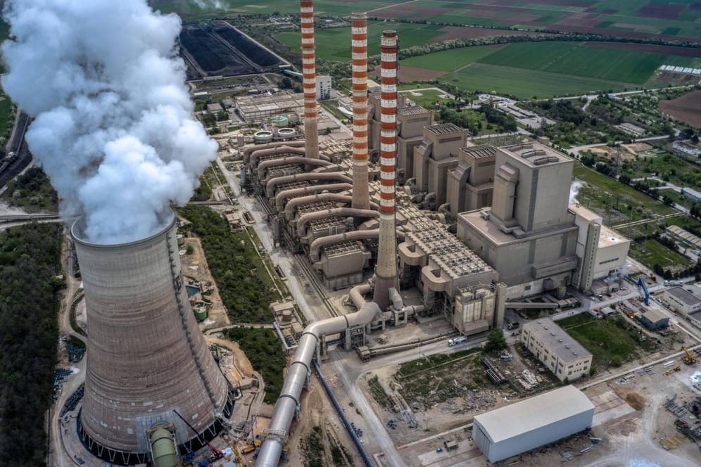 Kohlekraftwerk in Ptolemaida: Auch würden sämtliche Emissionen sofort gestoppt werden, könnte die globale Temperatur wohl zunächst ansteigen.