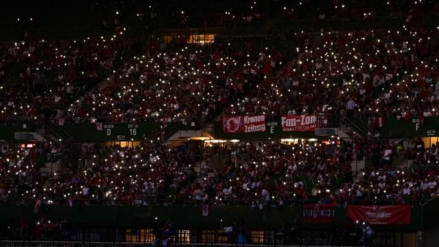Zuschauer leuchten während des Stromausfalls im Ernst-Happel-Stadion mit ihren Mobiltelefonen. Zuschauer leuchten während des Stromausfalls im Ernst-Happel-Stadion mit ihren Mobiltelefonen.