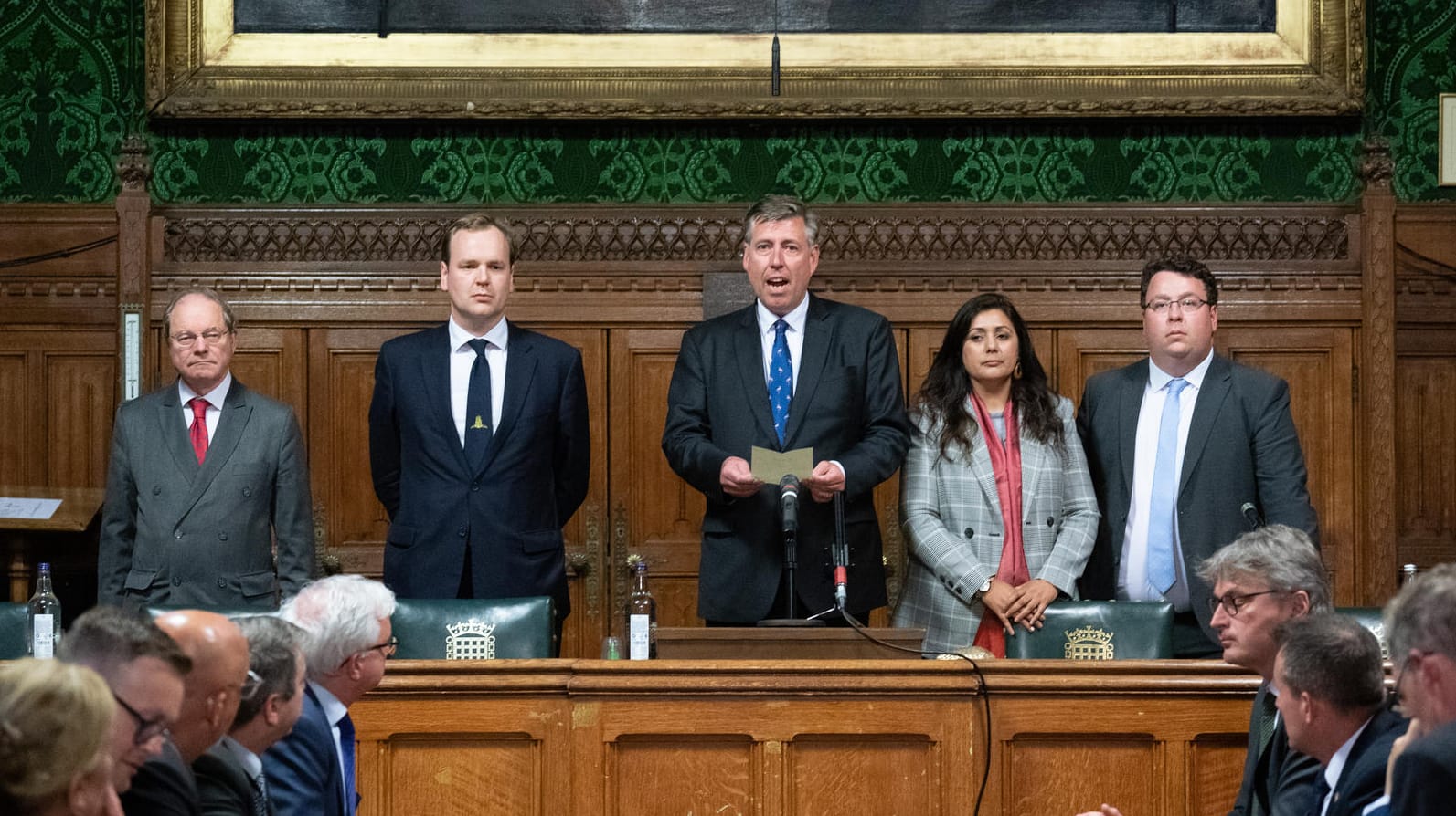 Graham Brady (M), Vorsitzender des zuständigen Parteiausschusses, verkündet das Ergebnis des Misstrauensvotums.