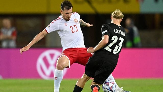 Dänemarks Pierre-Emile Hojbjerg (l) und Österreichs Xaver Schlager kämpfen um den Ball.