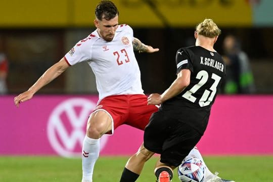 Dänemarks Pierre-Emile Hojbjerg (l) und Österreichs Xaver Schlager kämpfen um den Ball.