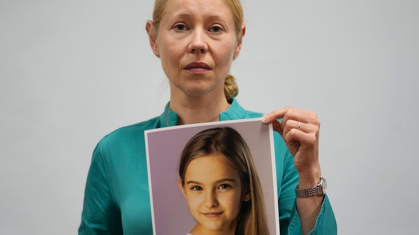 Anne Maja Reiniger-Egler hält das Foto ihrer vermissten 10-jährigen Tochter: In den Fall ist nun Bewegung gekommen.