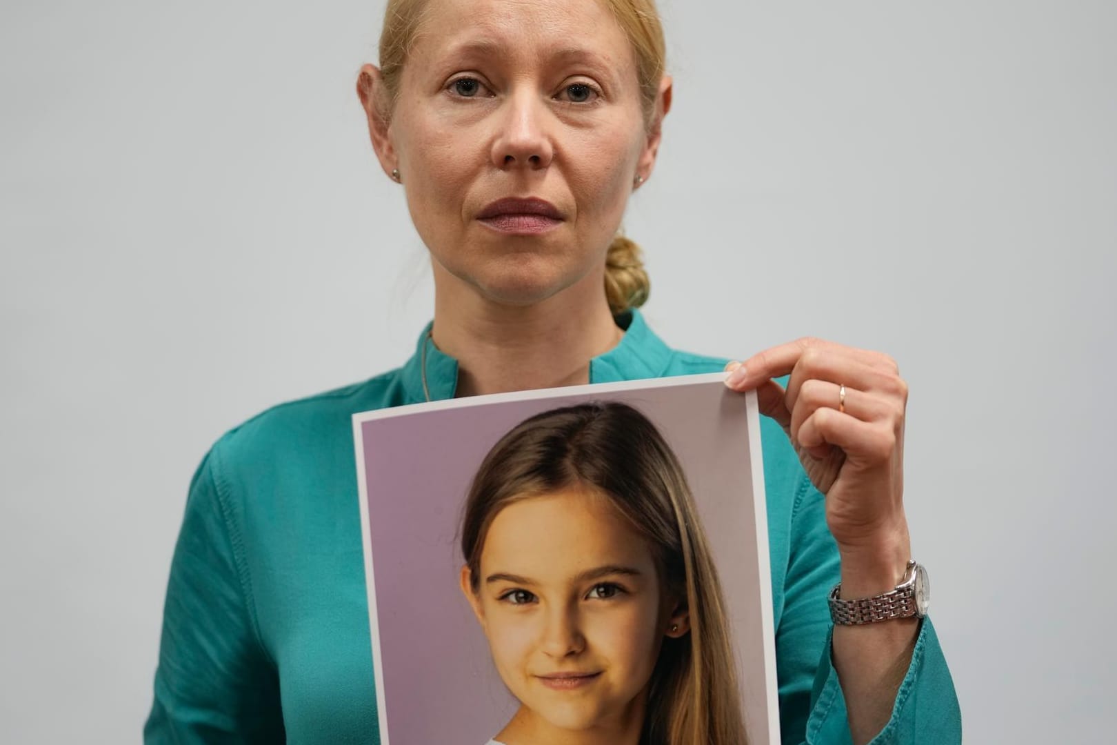 Anne Maja Reiniger-Egler hält das Foto ihrer vermissten 10-jährigen Tochter: In den Fall ist nun Bewegung gekommen.
