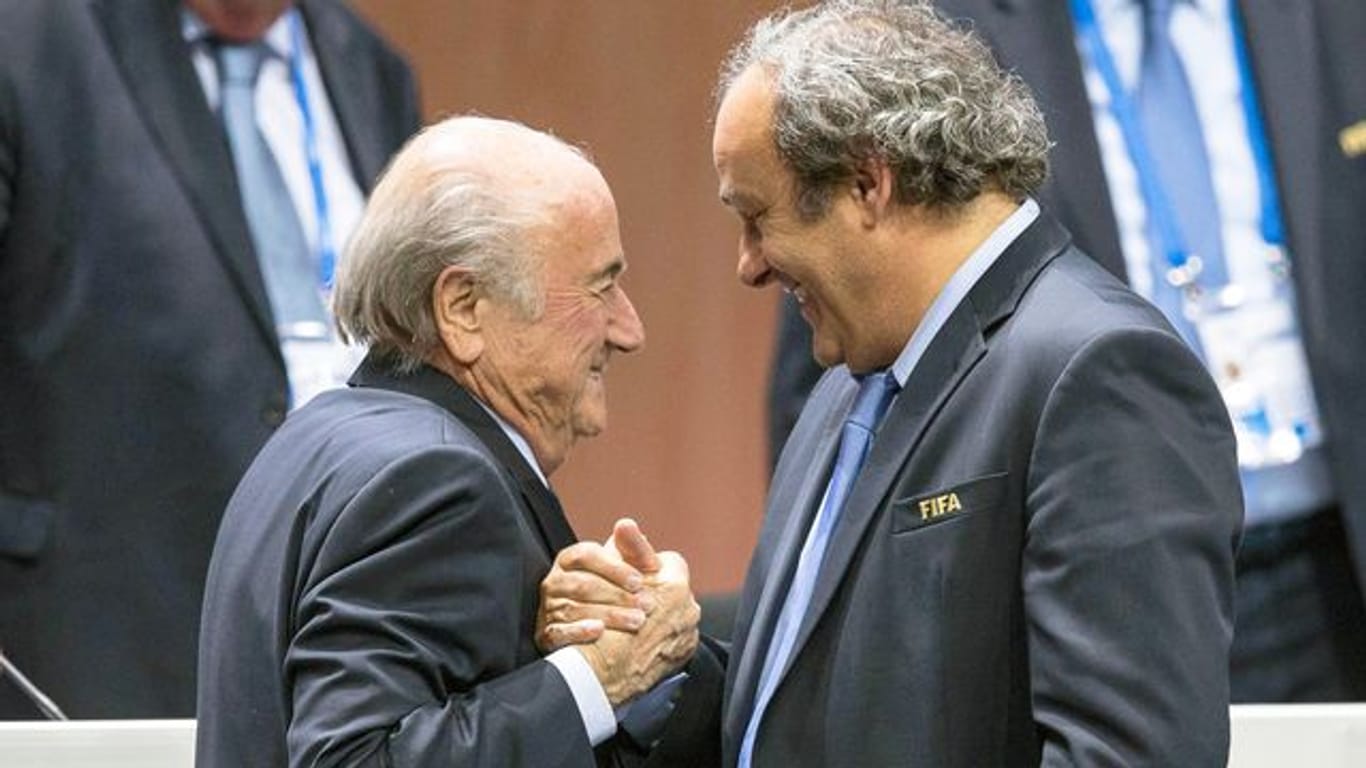 Müssen sich wegen der Vorwurfs des Betrugs und anderer Delikte vor Gericht verantworten: Joseph Blatter (l) und Michel Platini.