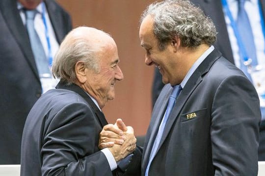 Müssen sich wegen der Vorwurfs des Betrugs und anderer Delikte vor Gericht verantworten: Joseph Blatter (l) und Michel Platini.