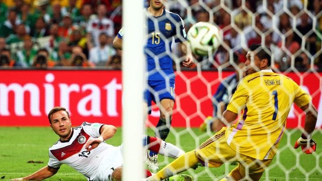 Mario Götze (l) erzielt in der 113.