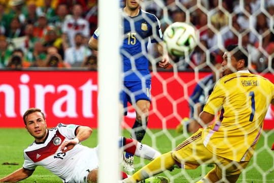 Mario Götze (l) erzielt in der 113.