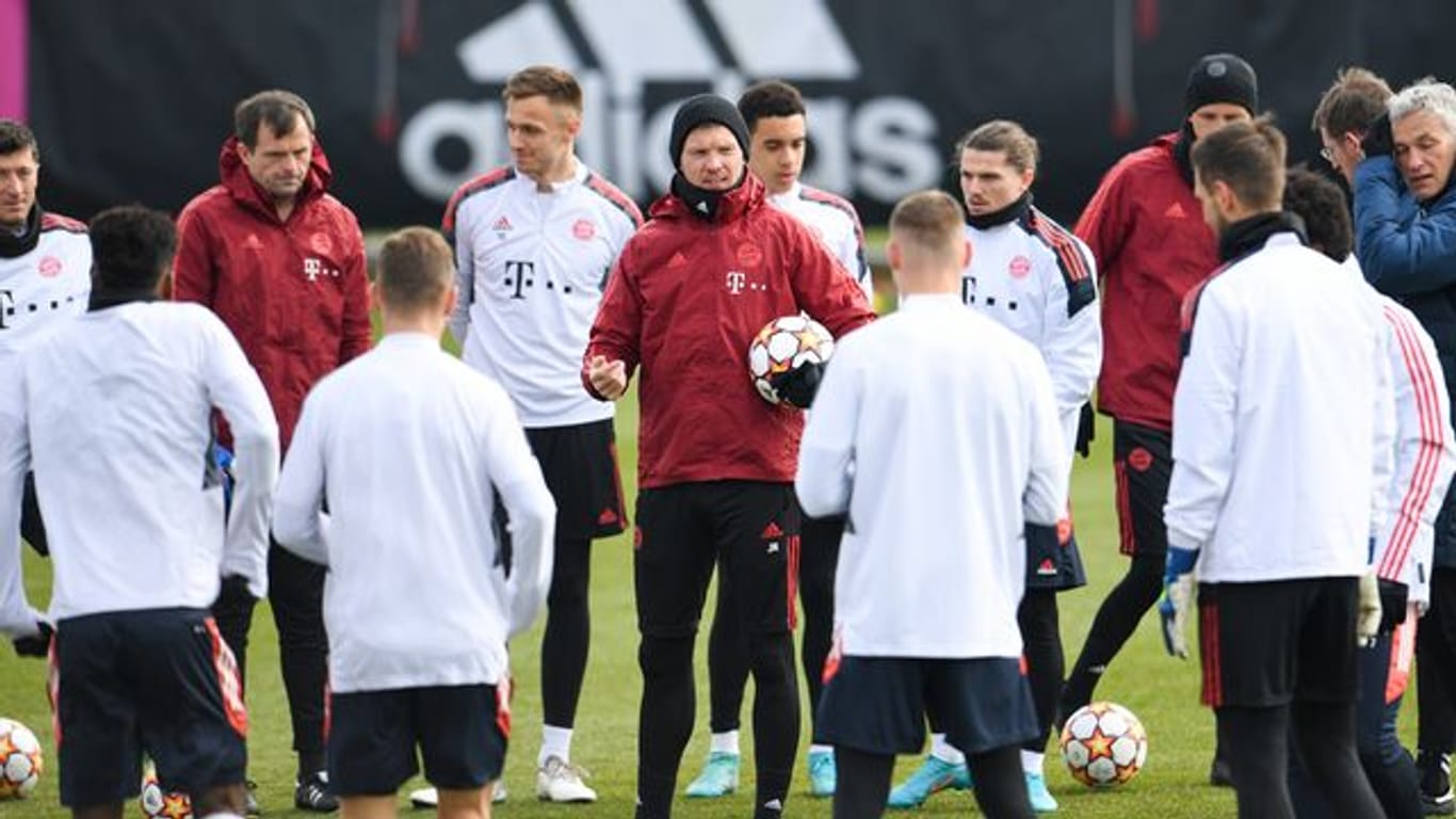 Julian Nagelsmann (M), Trainer beim FC Bayern, spricht während eines Trainings zur Mannschaft.