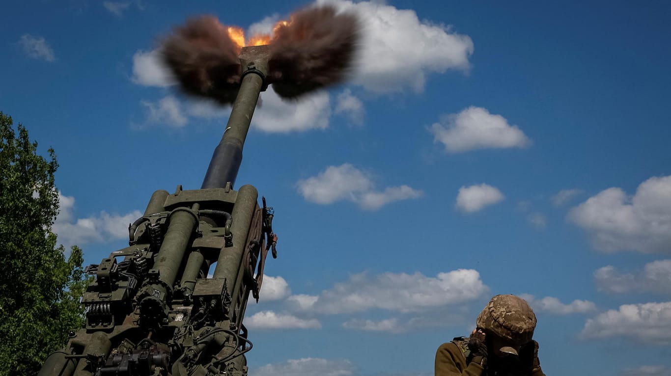 Ukrainische Soldaten in Donezk feuern eine Granate ab: Die Armee berichtet von heftigen Kämpfen in der Region.
