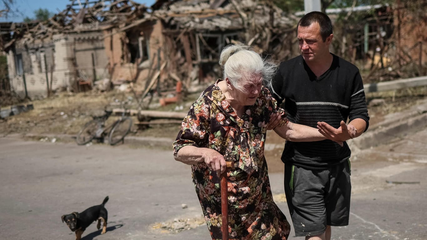 Eine Anwohnerin muss ihr zerstörtes Heim verlassen: Im Osten der Ukraine ist die Lage bedrohlich.