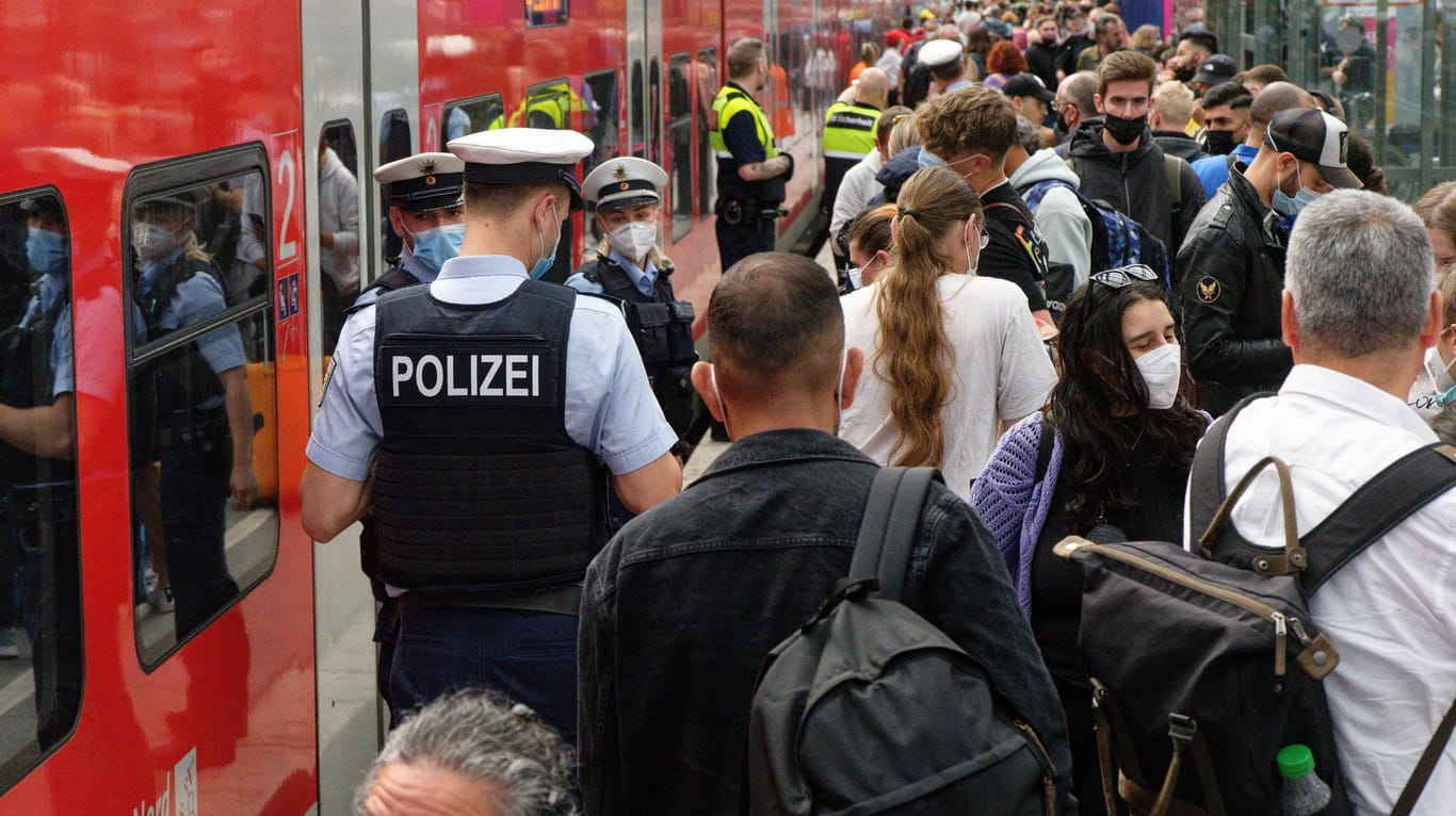 Die Polizei greift am Kölner Hauptbahnhof ein: Hundertfach mussten nach Angaben der Bahn am Pfingstwochenende Reisende abgewiesen werden.