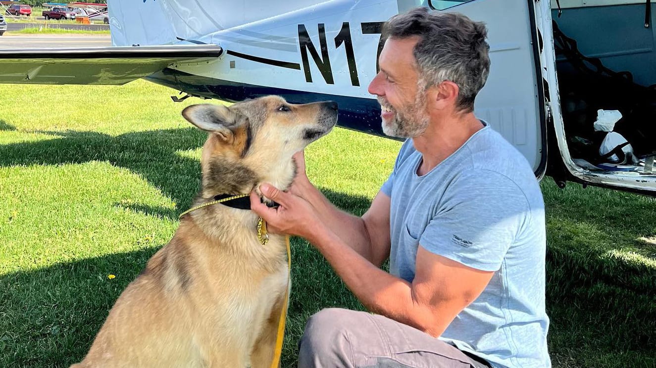 Rückkehr nach drei Monaten: Sebastien Dos Santos Borges streichelt seinen Schlittenhund Leon.