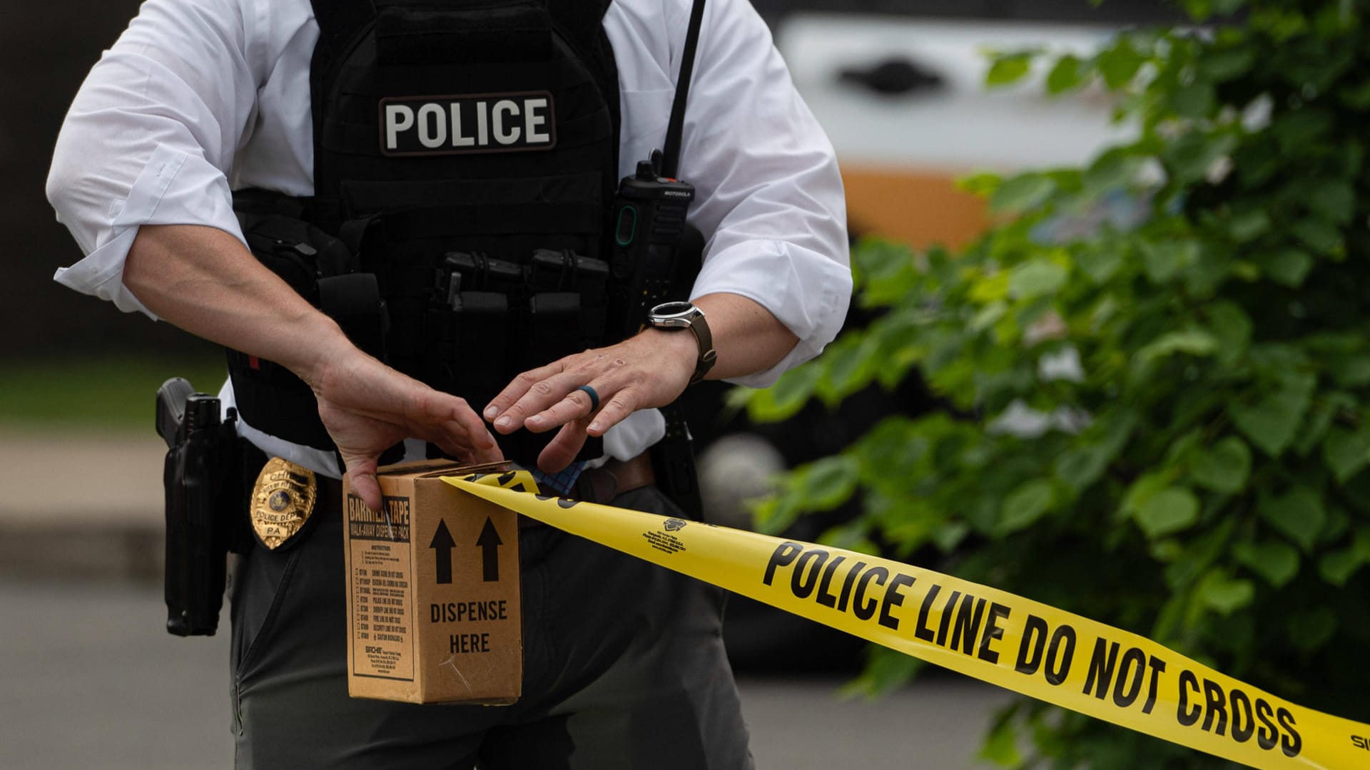 US-Polizist mit einem Absperrband (Symbolbild): Die Polizisten forderten den Mann auf, zurückzuschwimmen. US-Polizist mit einem Absperrband (Symbolbild): Die Polizisten forderten den Mann auf, zurückzuschwimmen.