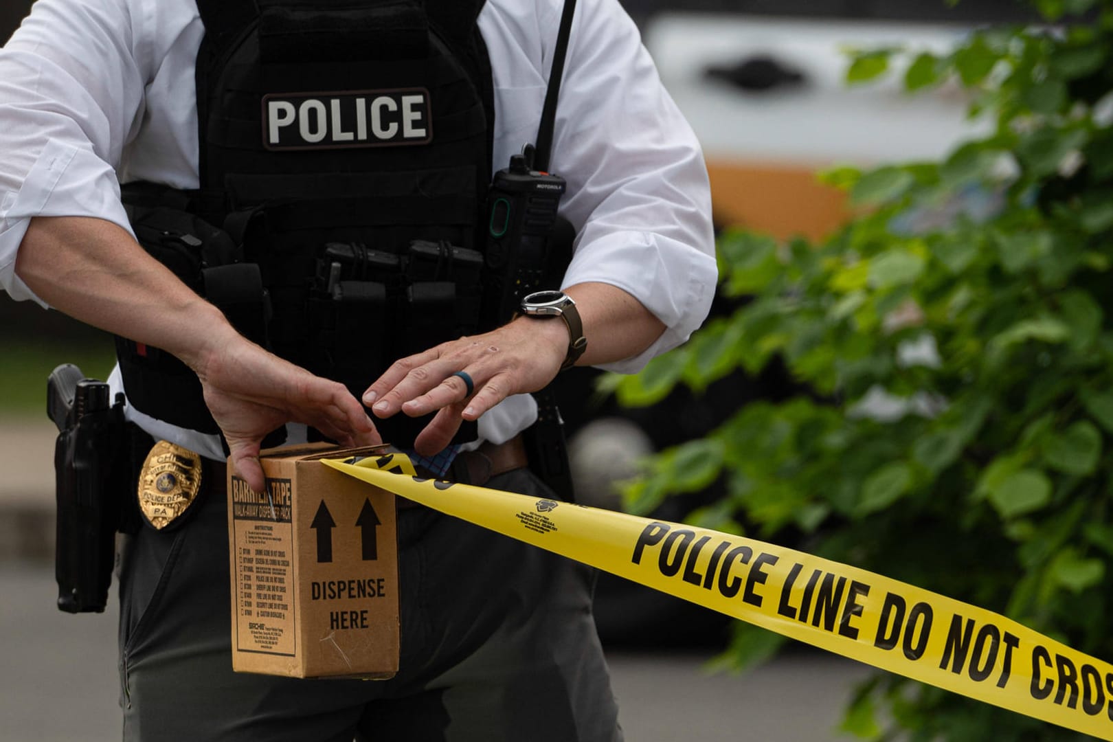 US-Polizist mit einem Absperrband (Symbolbild): Die Polizisten forderten den Mann auf, zurückzuschwimmen.