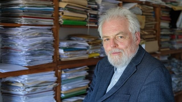 Lutz Rathenow in seinem Büro in Berlin.