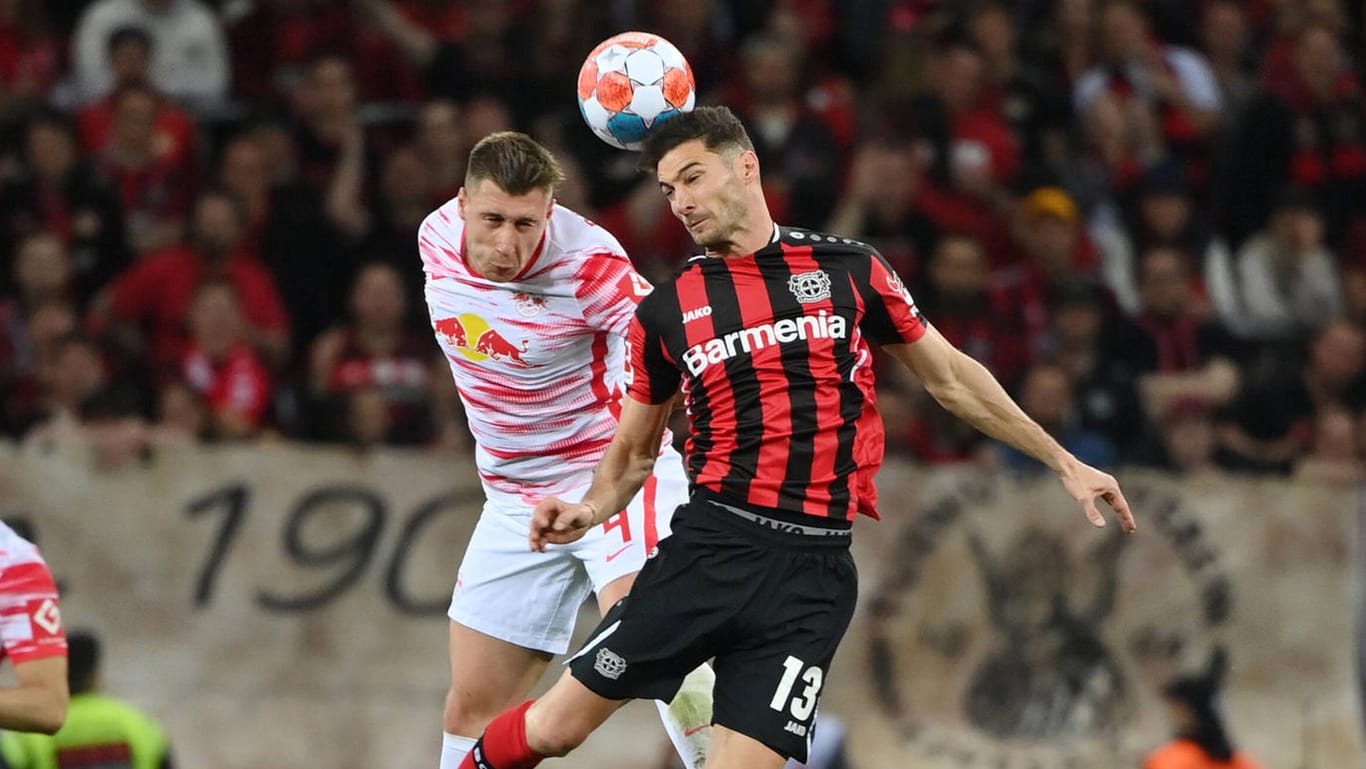 Leverkusens Lucas Alario (r., hier im Kopfballduell mit Leipzigs Willi Orban) steht bei Eintracht Frankfurt auf der Liste.
