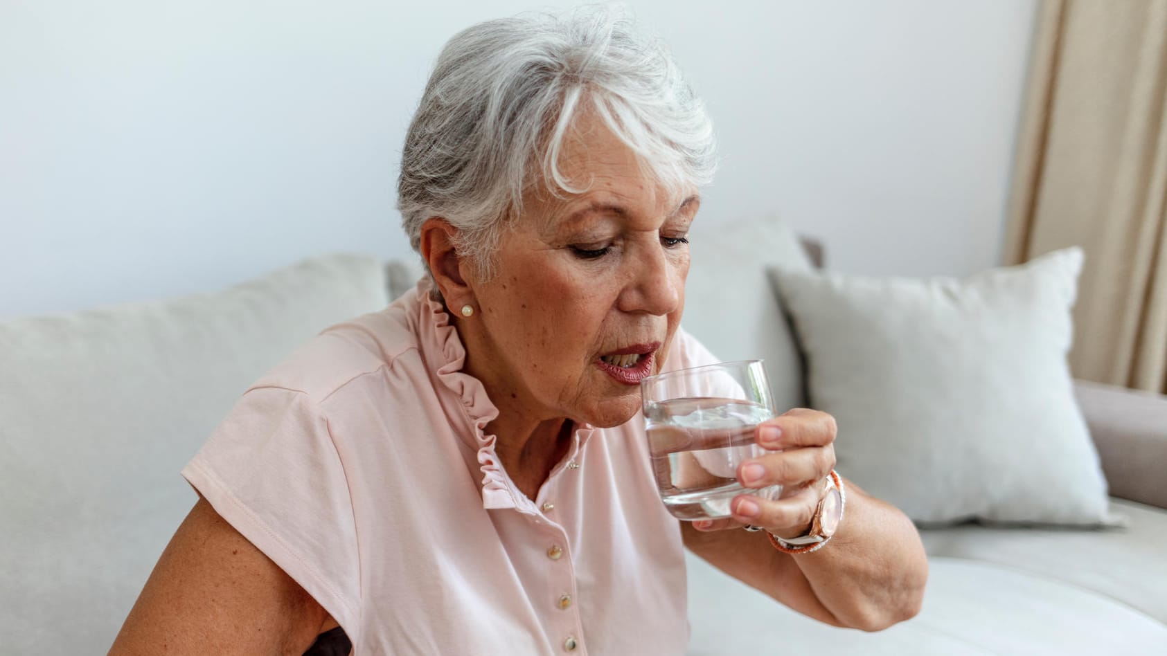 Wasser trinken (Symbolbild): Entsteht eine Polyglobulie durch einen Flüssigkeitsmangel, können Sie selbst gegensteuern.