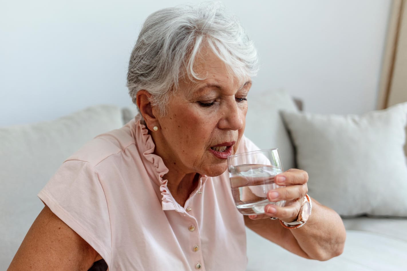 Wasser trinken (Symbolbild): Entsteht eine Polyglobulie durch einen Flüssigkeitsmangel, können Sie selbst gegensteuern.