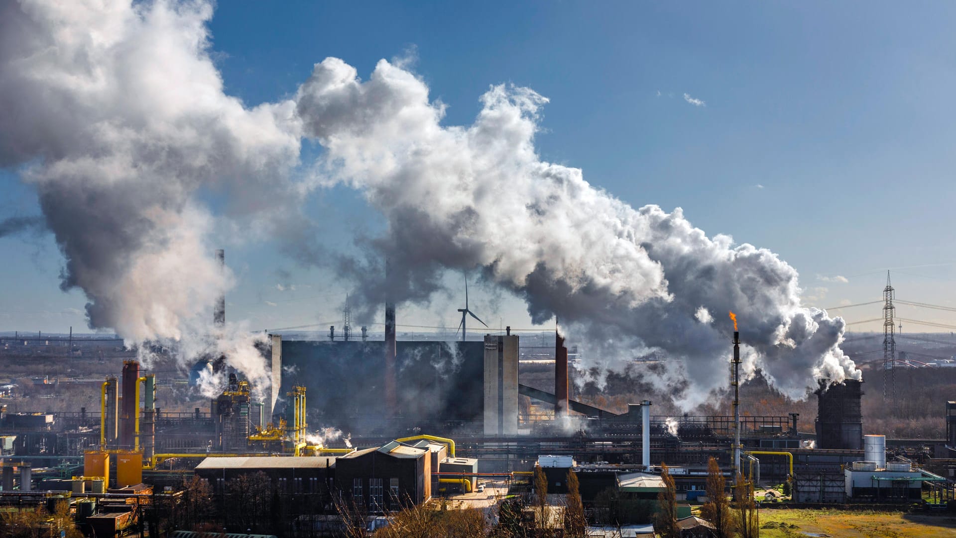 Industriegelände in Bottrop (Symbolbild): Die deutsche Industrie erlebt derzeit die wirtschaftlichen Folgen des Ukraine-Krieges. Industriegelände in Bottrop (Symbolbild): Die deutsche Industrie erlebt derzeit die wirtschaftlichen Folgen des Ukraine-Krieges.