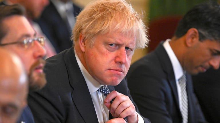 London: Boris Johnson rückt während einer Kabinettssitzung in der Downing Street Nummer 10 seine Krawatte zurecht.