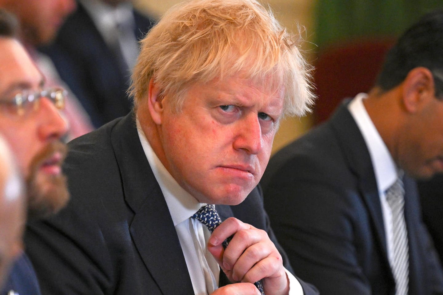 London: Boris Johnson rückt während einer Kabinettssitzung in der Downing Street Nummer 10 seine Krawatte zurecht.