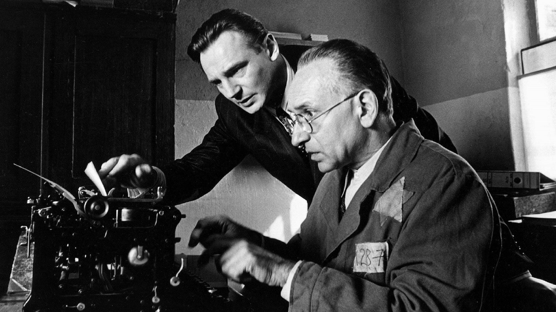 1993 spielte er in "Schindlers Liste" den deutschen Unternehmer Oskar Schindler, der Tausende Juden vor der Ermordung im Vernichtungslager bewahrte.