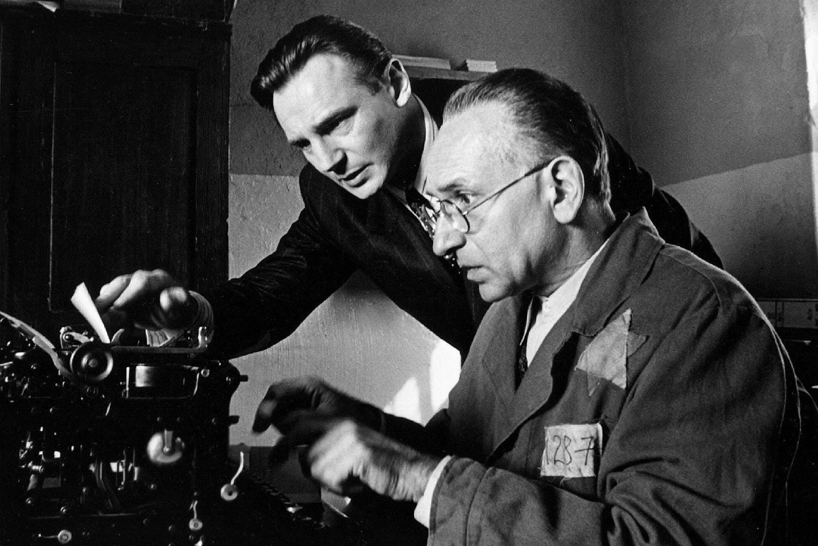 1993 spielte er in "Schindlers Liste" den deutschen Unternehmer Oskar Schindler, der Tausende Juden vor der Ermordung im Vernichtungslager bewahrte.