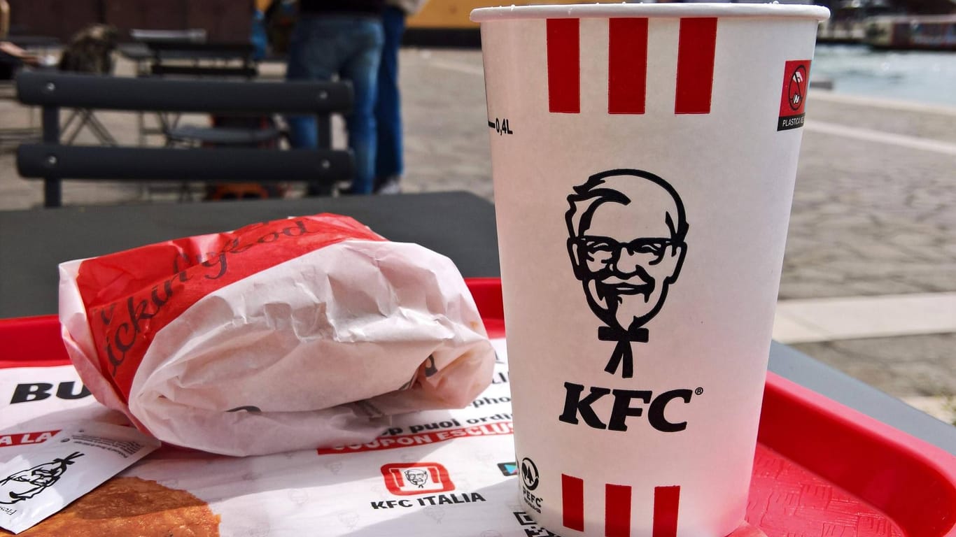Burger und Getränk von Kentucky Fried Chicken (KFC) (Symbolbild): Kunden sind empört: der Burger wird nun mit Weißkohl belegt.