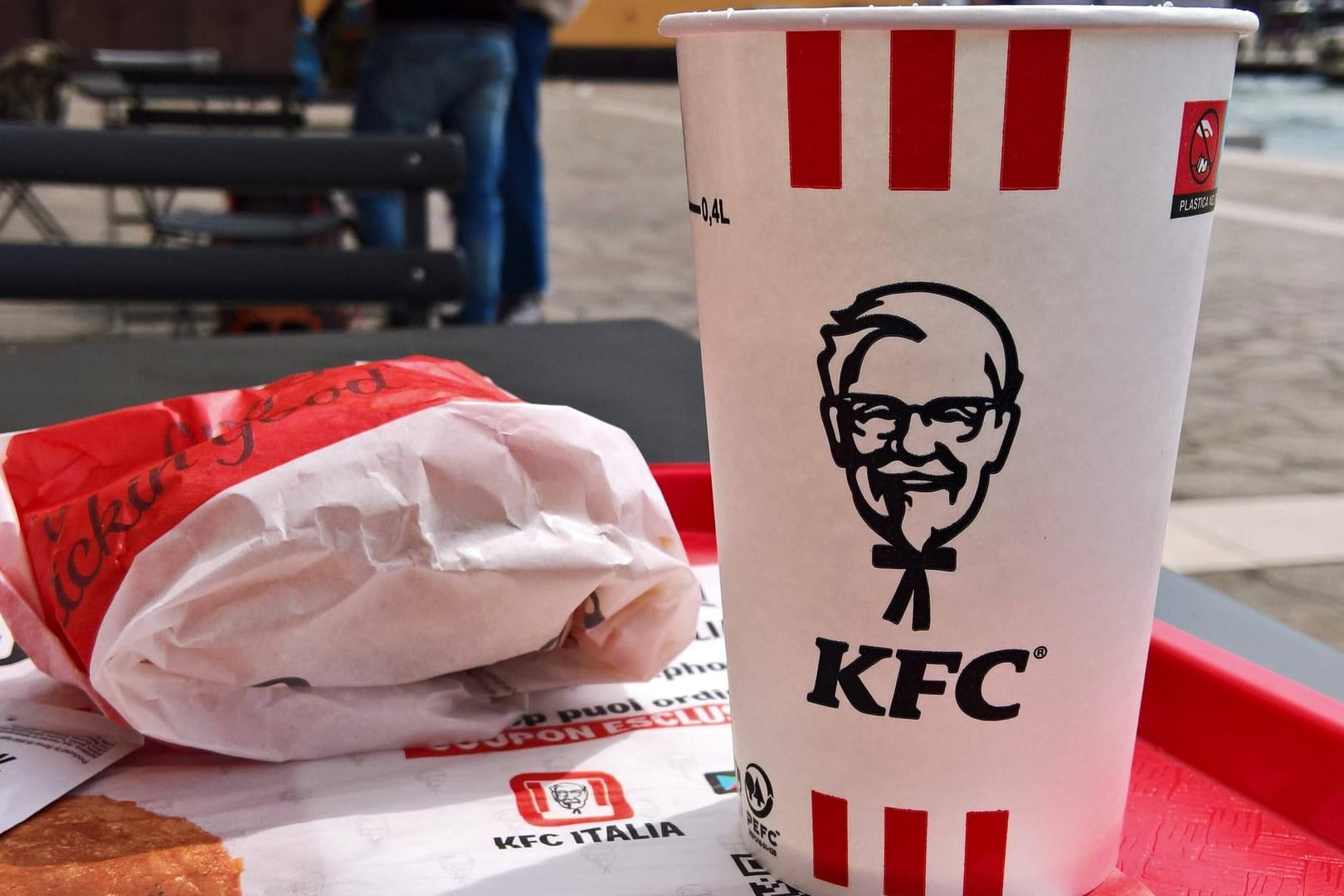 Burger und Getränk von Kentucky Fried Chicken (KFC) (Symbolbild): Kunden sind empört: der Burger wird nun mit Weißkohl belegt. Burger und Getränk von Kentucky Fried Chicken (KFC) (Symbolbild): Kunden sind empört: der Burger wird nun mit Weißkohl belegt.