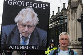 News Bilder des Tages Boris Johnson Faces A Confidence Vote In London LONDON, UNITED KINGDOM - JUNE 06, 2022: A demonstr