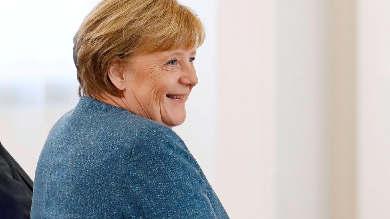 Da freut sie sich: Angela Merkel bei der Verleihung Bundesverdienstkreuzes an den befreundeten Schauspieler Ulrich Matthes im Mai.