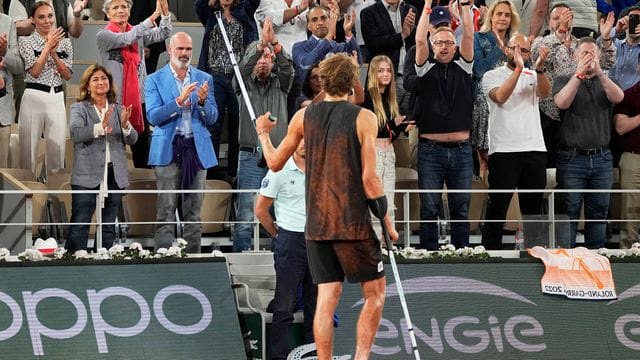 Alexander Zverev winkt mit Krücken ins Publikum.