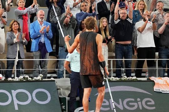 Alexander Zverev winkt mit Krücken ins Publikum.