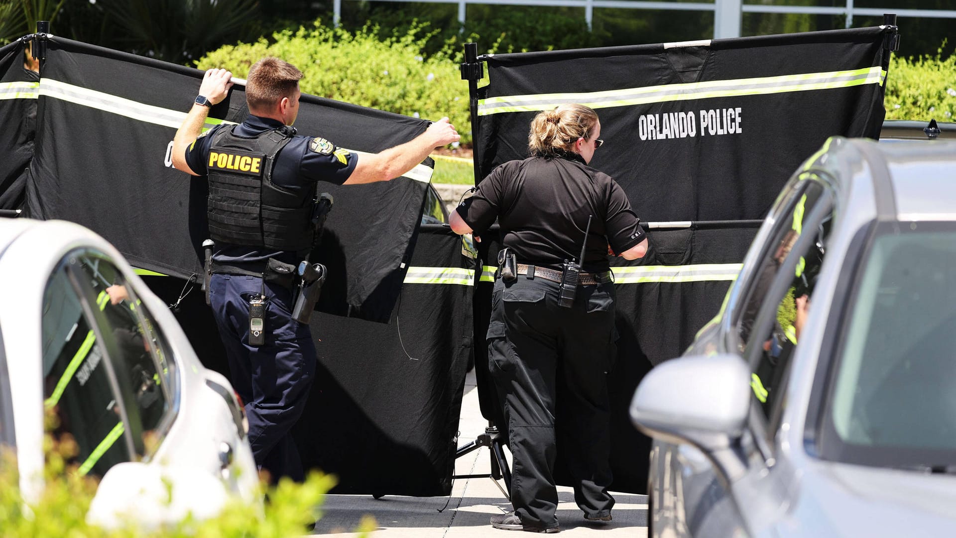 Ermittler der Polizei von Orlando an einem Tatort (Symbolfoto): Waffengewalt und Unfälle mit Waffen sind ein großes Problem in den USA. Ermittler der Polizei von Orlando an einem Tatort (Symbolfoto): Waffengewalt und Unfälle mit Waffen sind ein großes Problem in den USA.