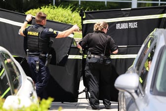 Ermittler der Polizei von Orlando an einem Tatort (Symbolfoto): Waffengewalt und Unfälle mit Waffen sind ein großes Problem in den USA.