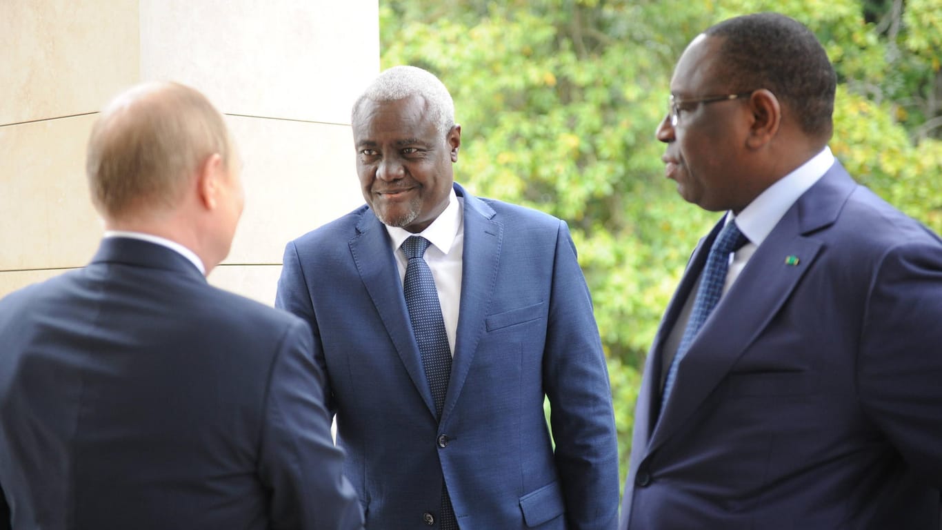 Putin empfängt Moussa Faki Mahamat, Präsident der Afrikanischen Union, und Senegals Präsidenten Macky Sall.