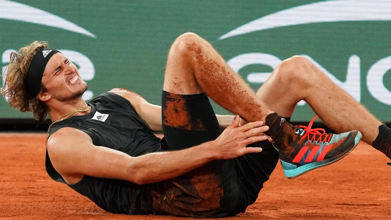 Alexander Zverev: Der aktuell beste deutsche Tennisspieler ist im Halbfinale der French Open übel umgeknickt.
