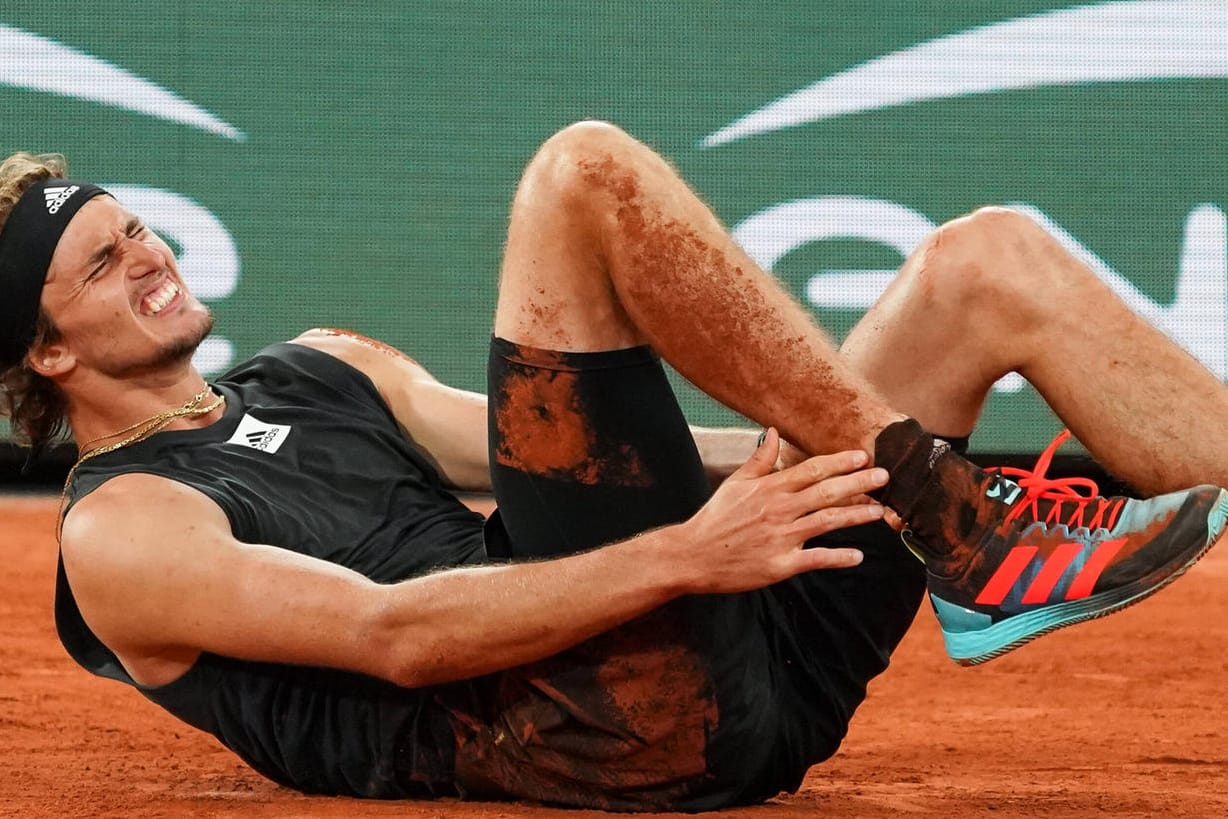 Alexander Zverev: Der aktuell beste deutsche Tennisspieler ist im Halbfinale der French Open übel umgeknickt.