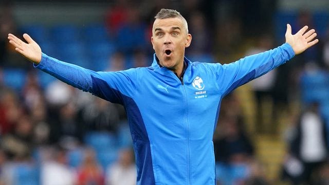 Robbie Williams vor dem Spiel von Soccer Aid for UNICEF im Etihad-Stadion 2021. Robbie Williams vor dem Spiel von Soccer Aid for UNICEF im Etihad-Stadion 2021.